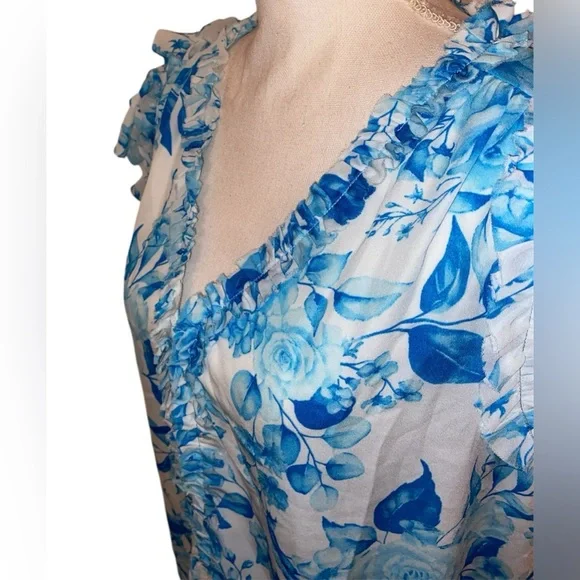 Cupcakes and Cashmere Brand Ladies Floral & Ruffled Blouse in Blue & White SZ LG - Picture 3 of 5